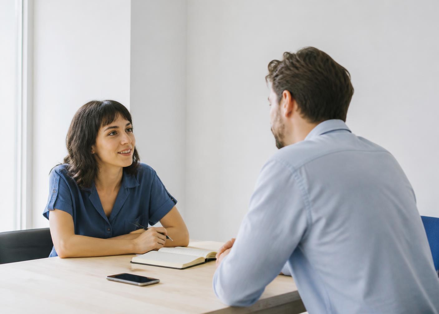 Reunião entre a Marca Pura e um cliente numa pequena empresa